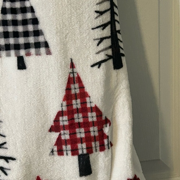 Christmas Throw Blanket Tassel Fringe 50” x70” with Christmas Trees Super Soft - Picture 3 of 6